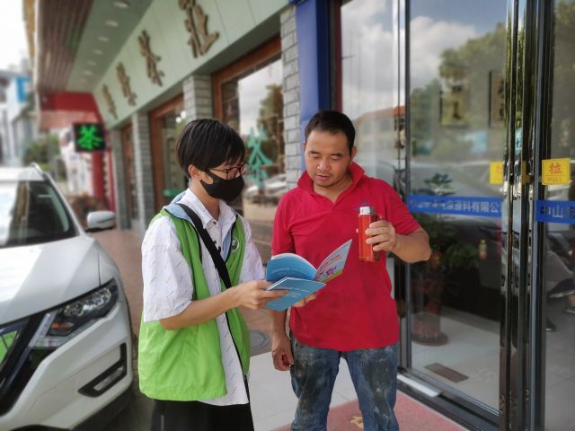 三鄉(xiāng)鎮(zhèn)開展“禁毒宣傳入商鋪，全民健康我守護(hù)”親子禁毒宣傳活動圖片4.jpg