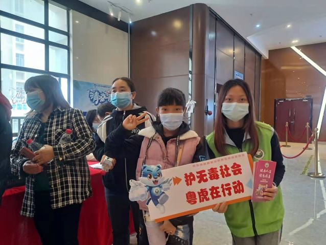 三鄉(xiāng)鎮(zhèn)開展“禁毒宣傳進(jìn)影院，禁毒知識(shí)入民心”宣傳活動(dòng)圖片2.jpg
