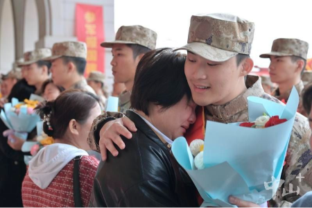 戎裝加身踏征程，中山歡送數(shù)百名新兵赴軍營